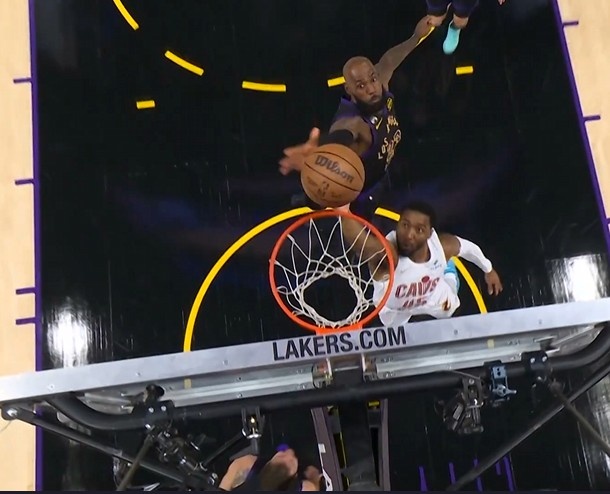 hth-上来就拉满！米切尔首攻快速攻筐 詹姆斯身后追防大帽扇飞！